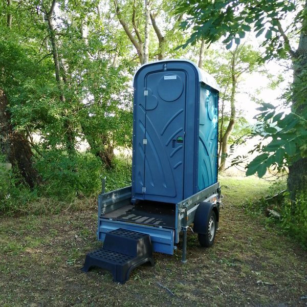 Mobilttoilet - enkelt kabine med håndvask - på trailer